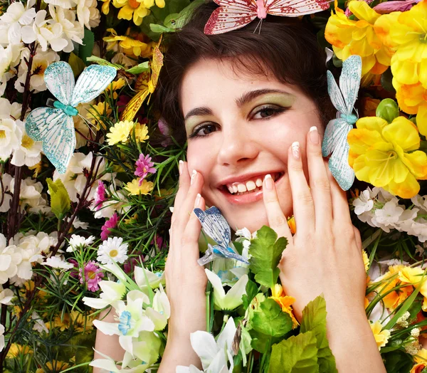 Hermosa chica con mariposa y flor — Foto de Stock