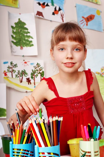 Bambino con matita a colori in sala giochi . — Foto Stock