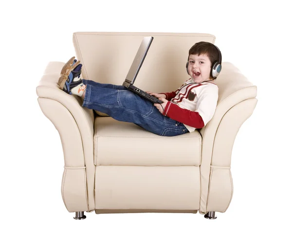 Pojke med laptop och hörlurar. — Stockfoto