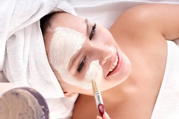 Cosmetician fazer máscara. Massagem facial . — Fotografia de Stock