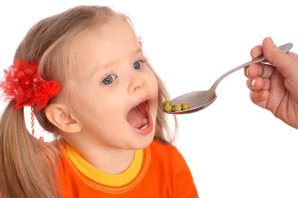 Bebek kız armut ile besleme. — Stok fotoğraf