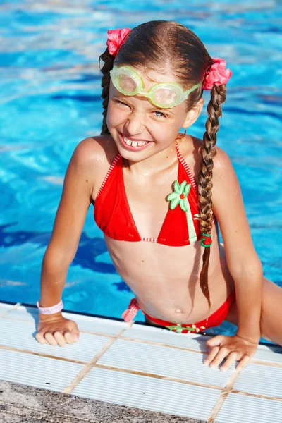 Dívka s brýlemi a červené plavky. — Stock fotografie