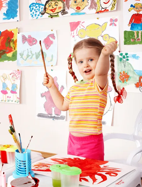 Çocuk resim ve fırça ile — Stok fotoğraf