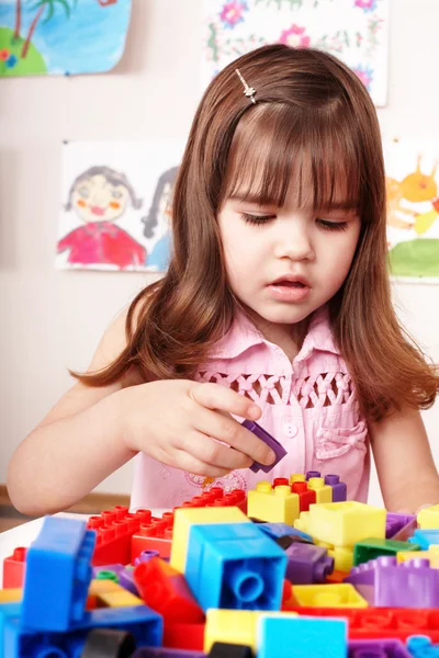 Kind met blok en constructie — Stockfoto
