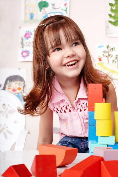 Ребенок с блоком и конструкции — стоковое фото