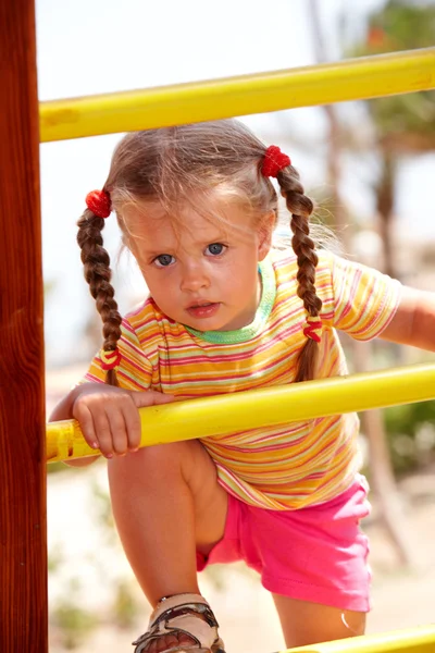 Дитяча дівчина на сходах на дитячому майданчику . — стокове фото
