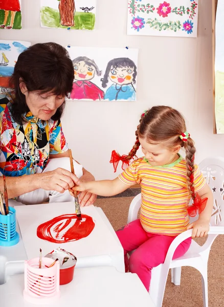 Barn med lärare Rita färger — Stockfoto