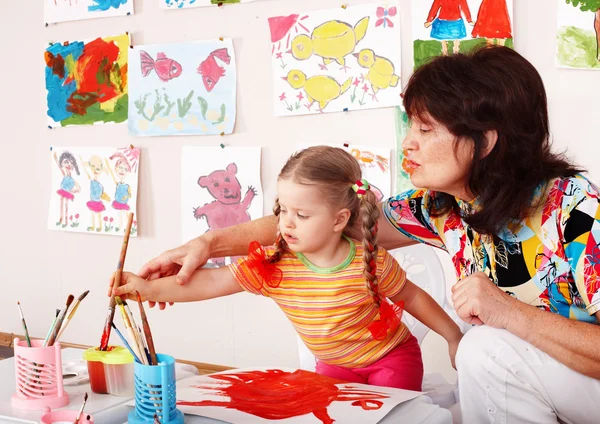 Kind mit Lehrer zeichnet Farben — Stockfoto