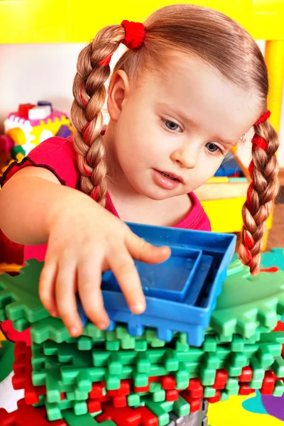 Ребенок с блоком и комплектом конструкции — стоковое фото