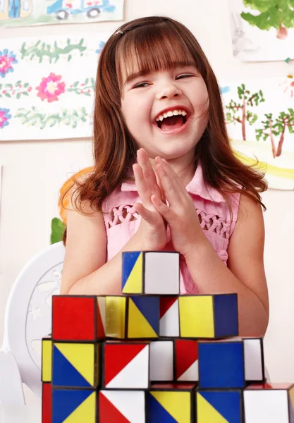 Ребенок с блоком и комплектом конструкции — стоковое фото