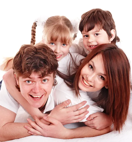 Szczęśliwa rodzina z dwójką dzieci. — Zdjęcie stockowe