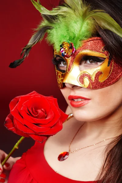 Meisje met rode roos en maskerkırmızı gül ve maske ile kız. — Stockfoto
