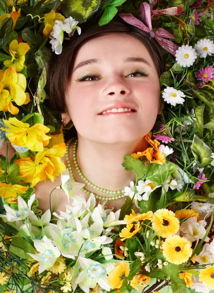 Menina bonita com borboleta e flor — Fotografia de Stock
