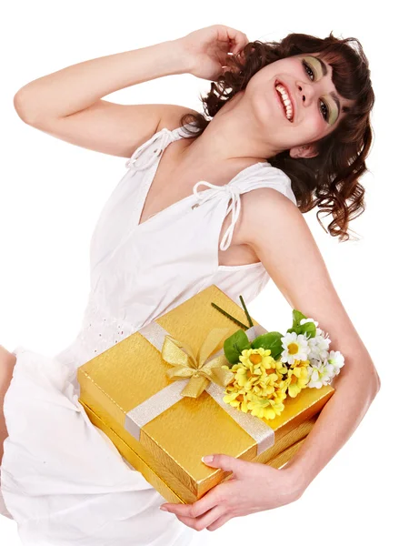 Красива дівчина з подарунковою коробкою і квіткою — стокове фото