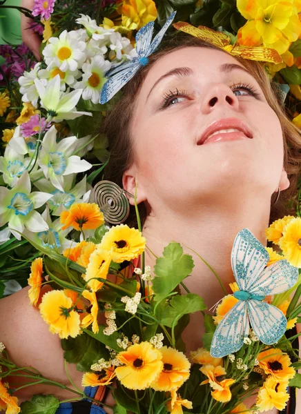 Όμορφη κοπέλα με πεταλούδων και λουλουδιών — Φωτογραφία Αρχείου