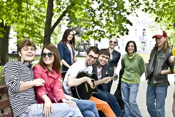 Grupo de estudantes no fim de semana . — Fotografia de Stock