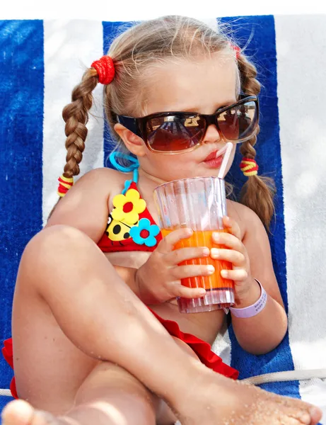 Dítě dívka v sluneční brýle a červené bikiny — Stock fotografie