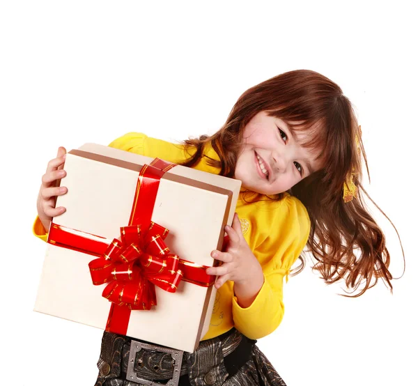 Meisje kind in geel met doos van de gift. — Stockfoto