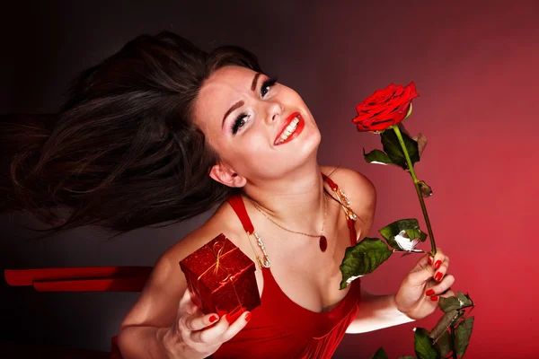 Meisje met bloem en gift box uitgevoerd — Stockfoto