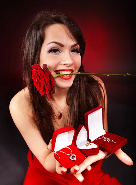 Дівчина з подарунковою коробкою з ювелірними виробами та трояндою — стокове фото
