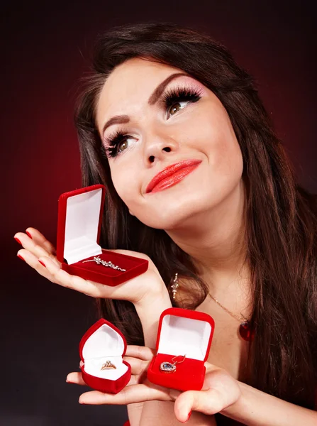 Meisje met de doos van de gift van juwelen. — Stockfoto