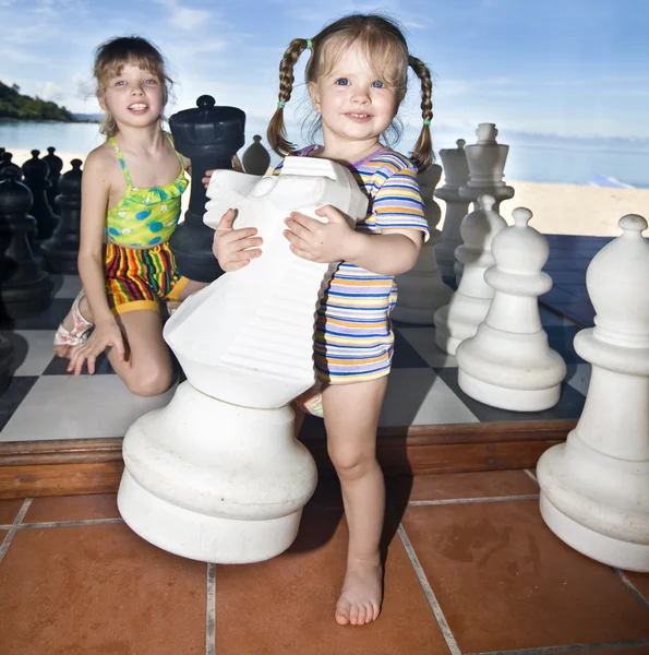 Les enfants jouent aux échecs presque en mer . — Photo