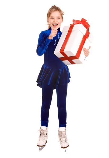 Дівчина в сукні на ковзанах з подарунковою коробкою — стокове фото