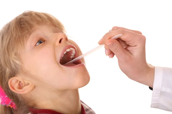 Medico trattare bambino per la gola . — Foto Stock
