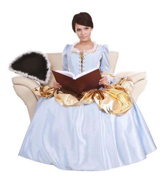 Meisje in blauwe jurk met boek op stoel — Stockfoto