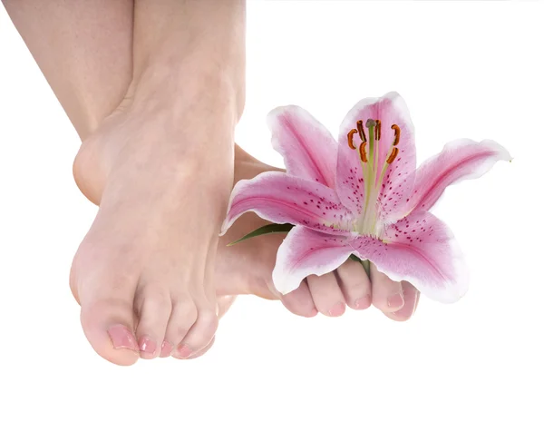 Жінка нога з квітковою лілією . — стокове фото