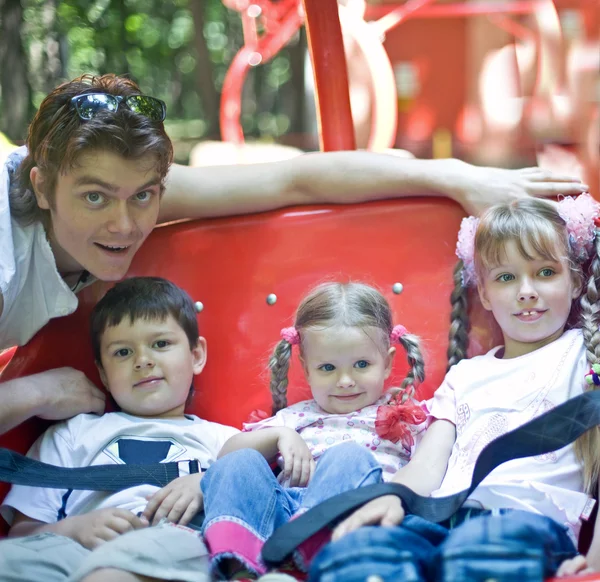 Otec a tři děti v parku. — Stock fotografie