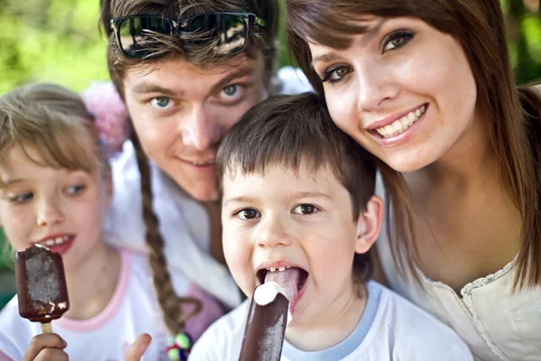 Szczęśliwa rodzina jeść lody. — Zdjęcie stockowe