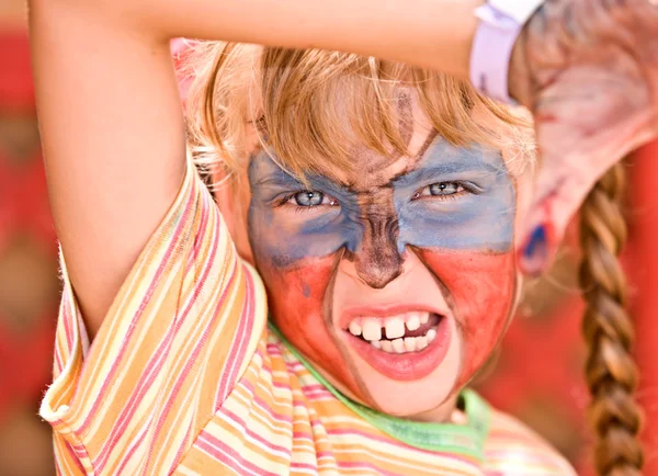 Flicka med färg på ansiktet i barnklubb — Stockfoto