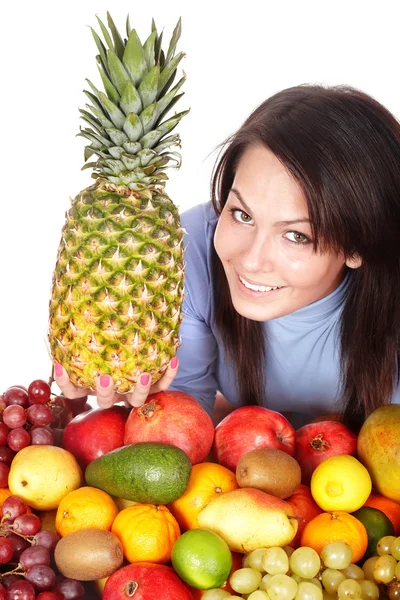 Dívka se skupinou ovocem a ananasem — Stock fotografie