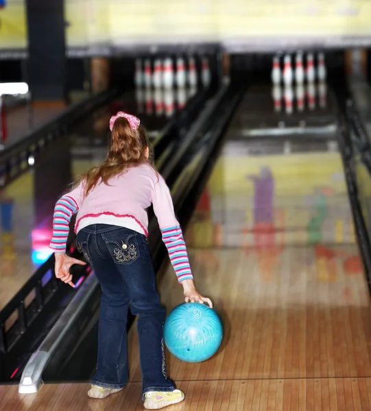 Bowling topu ile kız çocuk. — Stok fotoğraf