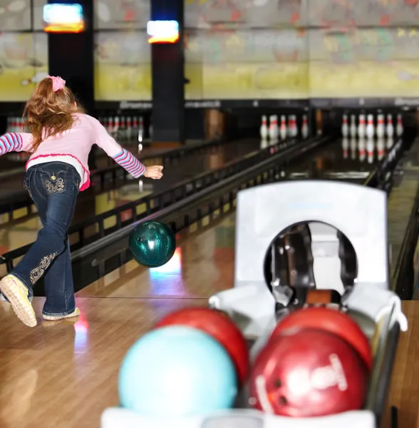 Child girl in with bowling ball. — Stock Photo, Image