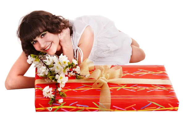 Mädchen mit rotem Geschenkkarton und Blume. — Stockfoto