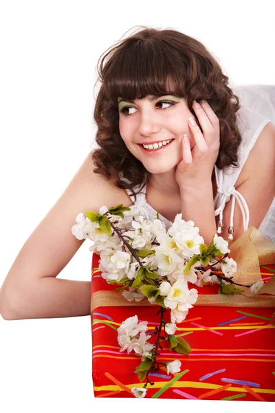 Meisje met rode luxe-geschenketui en bloem. — Stockfoto