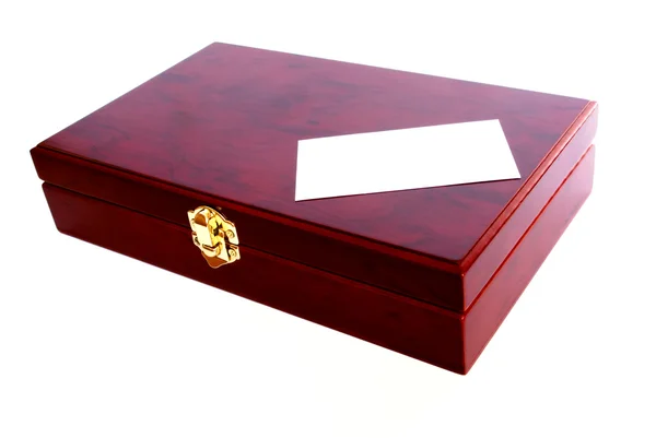 Ящик из красного дерева с пустой карточкой — стоковое фото