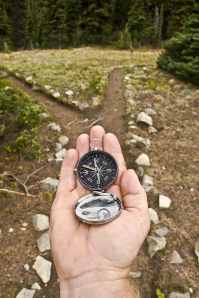 Hand gehouden kompas trail afslag — Stockfoto