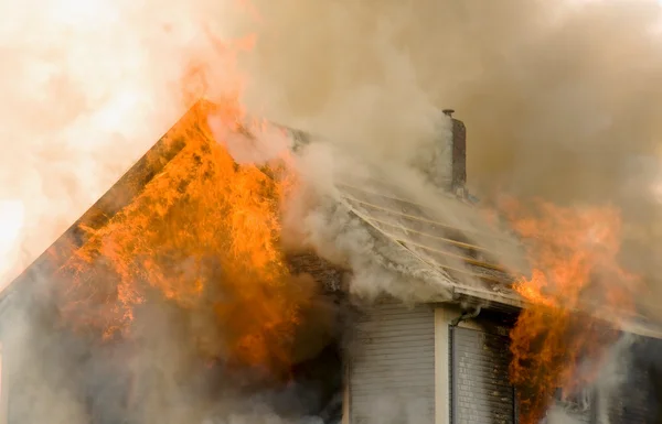 Rooftop casa fogo — Fotografia de Stock