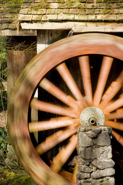Spinning drti mlýnské vodní kolo — Stock fotografie
