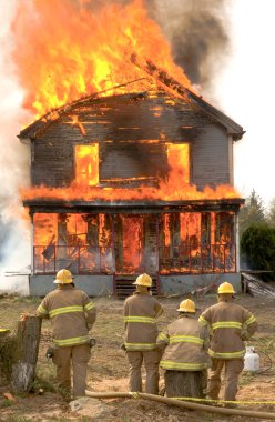 itfaiyeci yanan bir eve