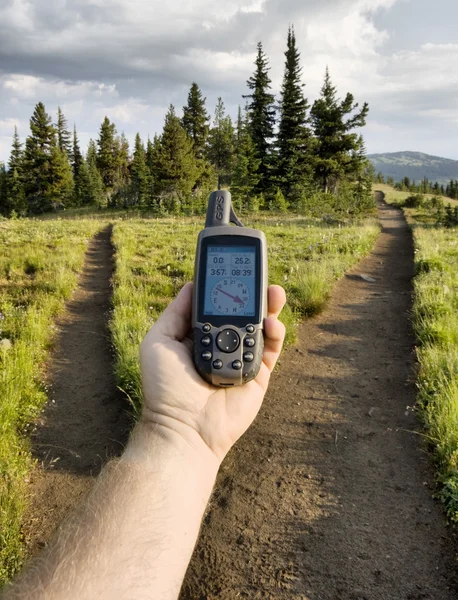 GPS em uma junção de trilha — Fotografia de Stock