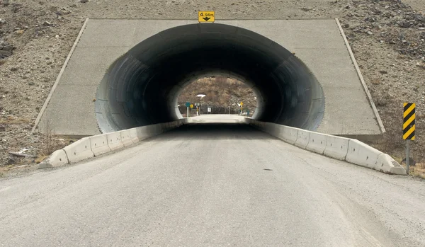 Υπόγεια διάβαση αυτοκινητόδρομου και το δρόμο — Φωτογραφία Αρχείου