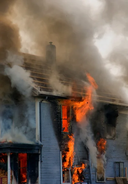 Brinnande hus — Stockfoto