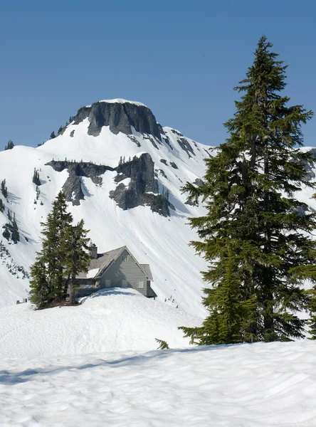 Kış dağ vahşi doğada kabin — Stok fotoğraf
