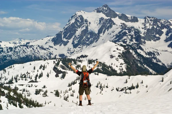 Snowshoer celebrates victory at winter m — Stock Photo, Image