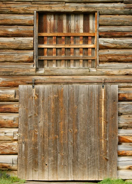 Старая дверь сарая — стоковое фото