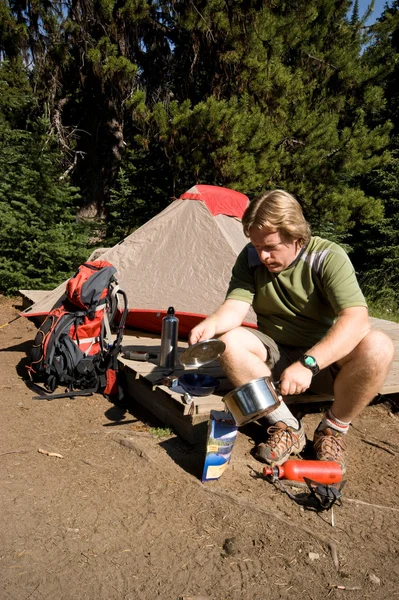 Backpacker preparing a meal — Stock Photo, Image